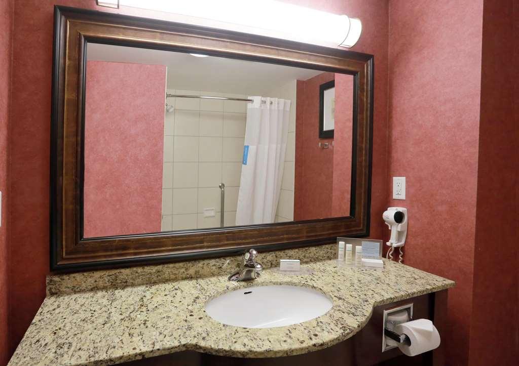 Hampton Inn & Suites Laval Habitación foto