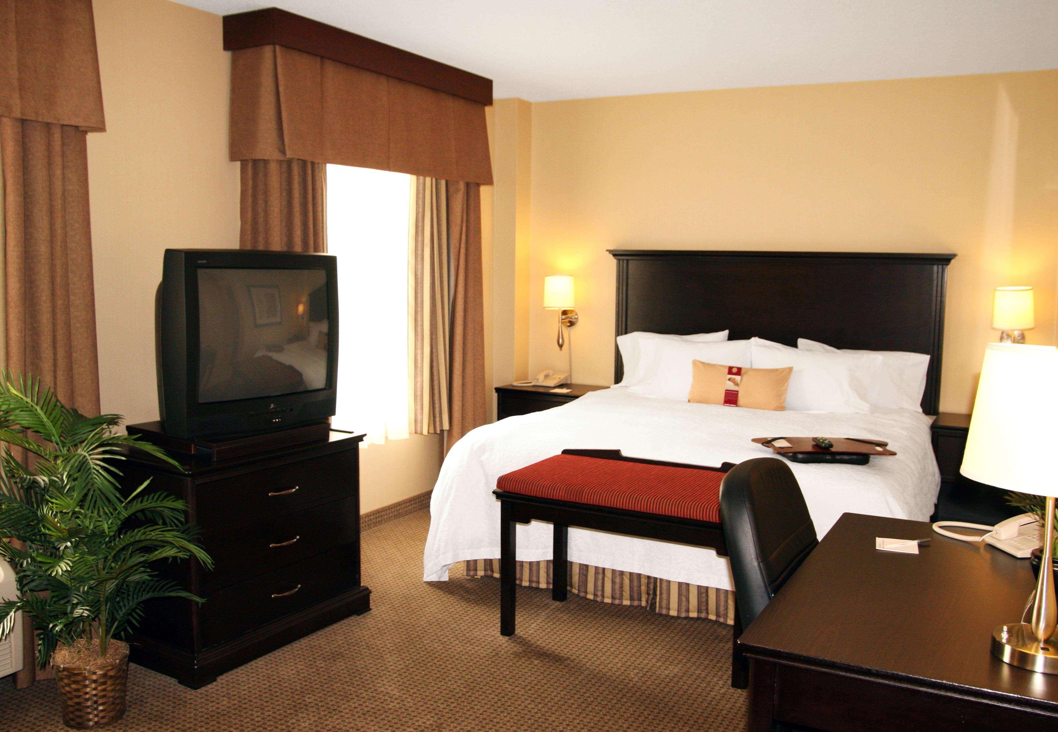 Hampton Inn & Suites Laval Exterior foto