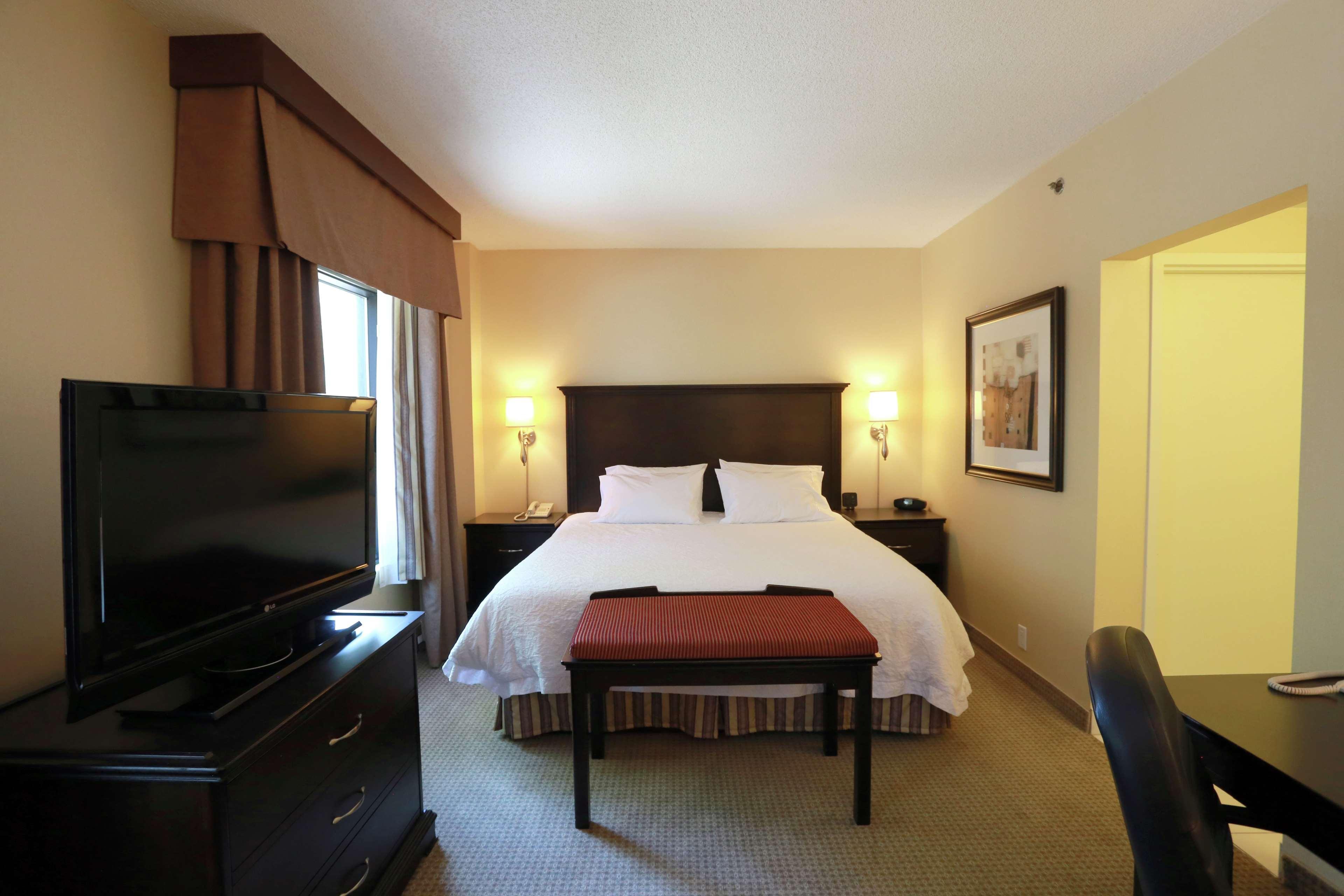 Hampton Inn & Suites Laval Exterior foto