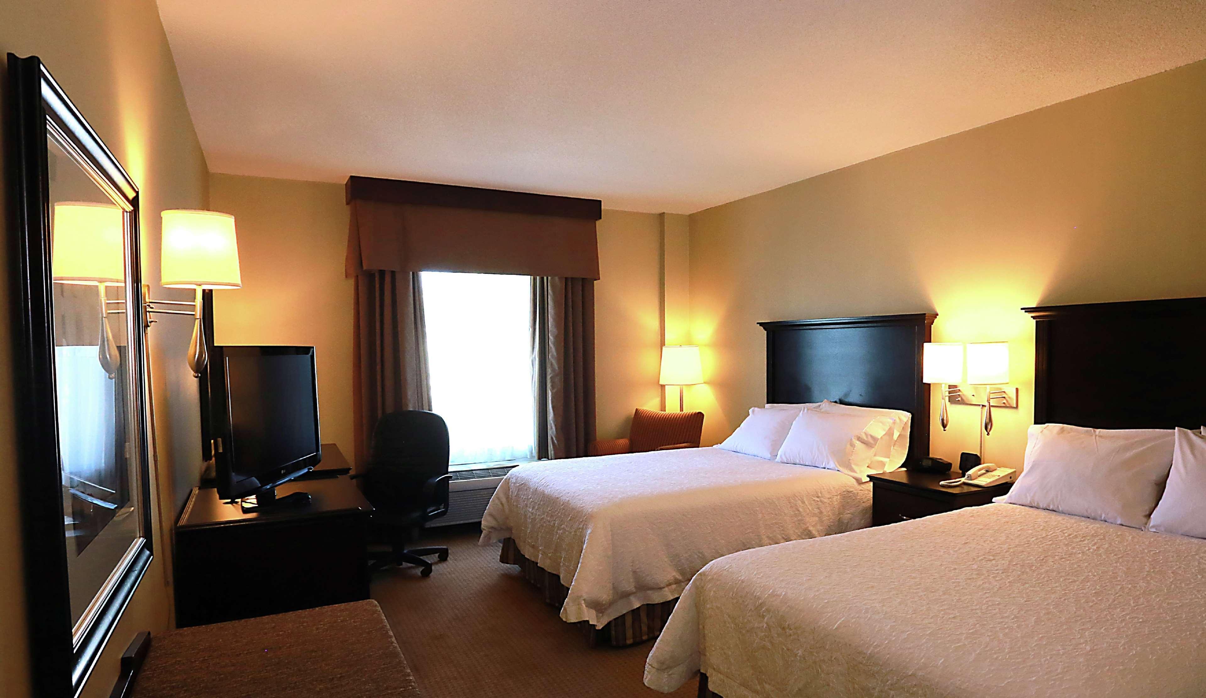 Hampton Inn & Suites Laval Exterior foto