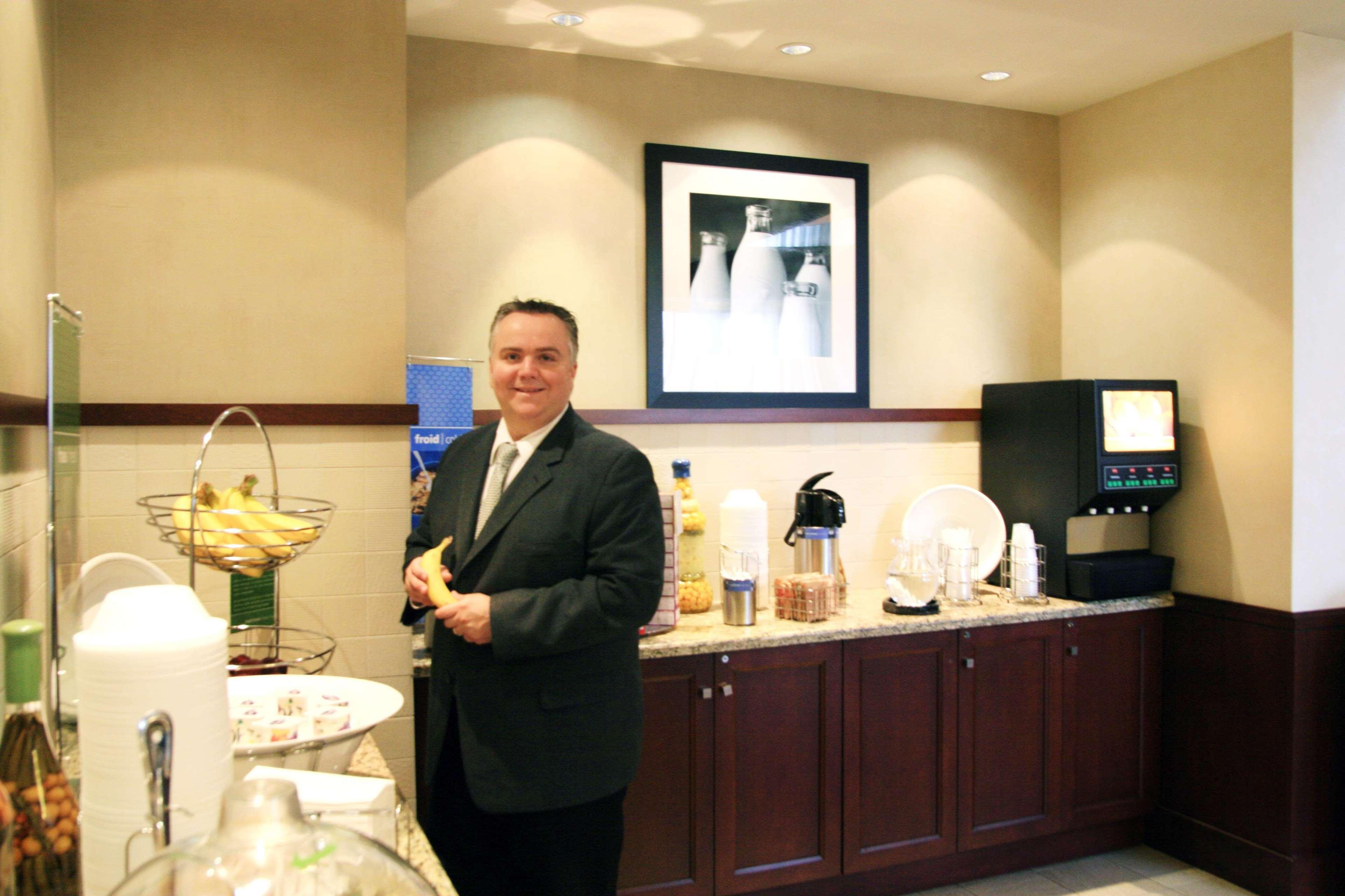 Hampton Inn & Suites Laval Restaurante foto