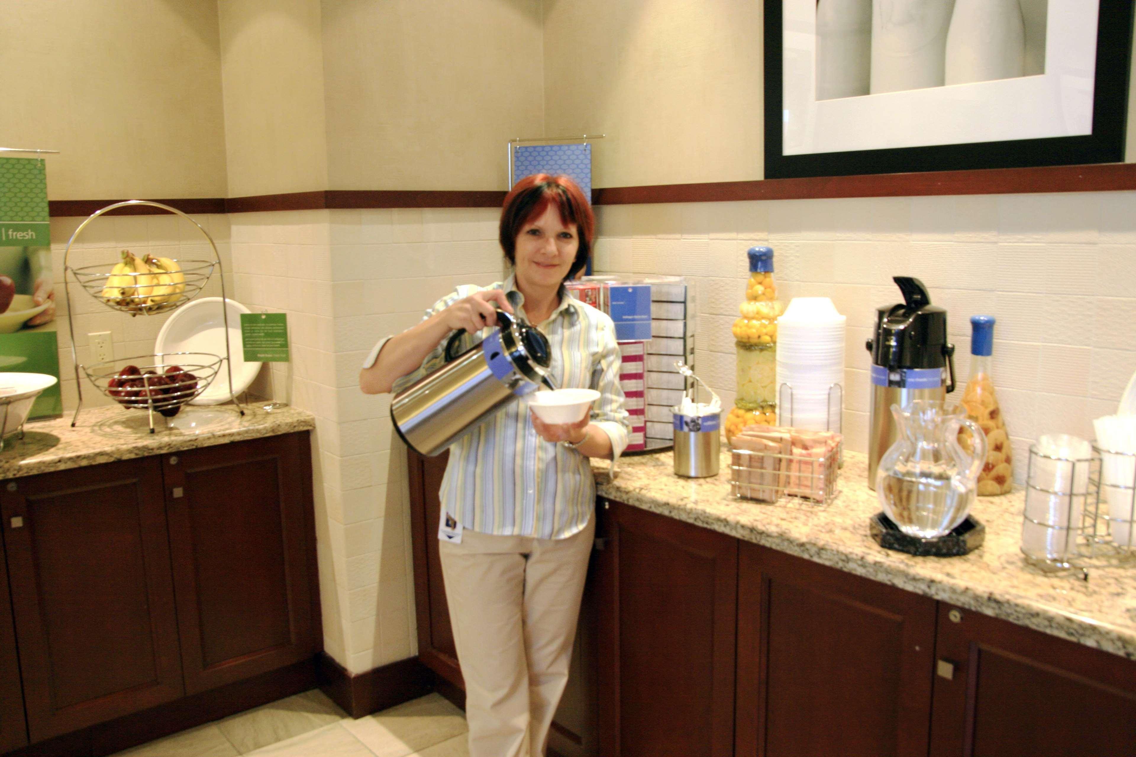 Hampton Inn & Suites Laval Restaurante foto