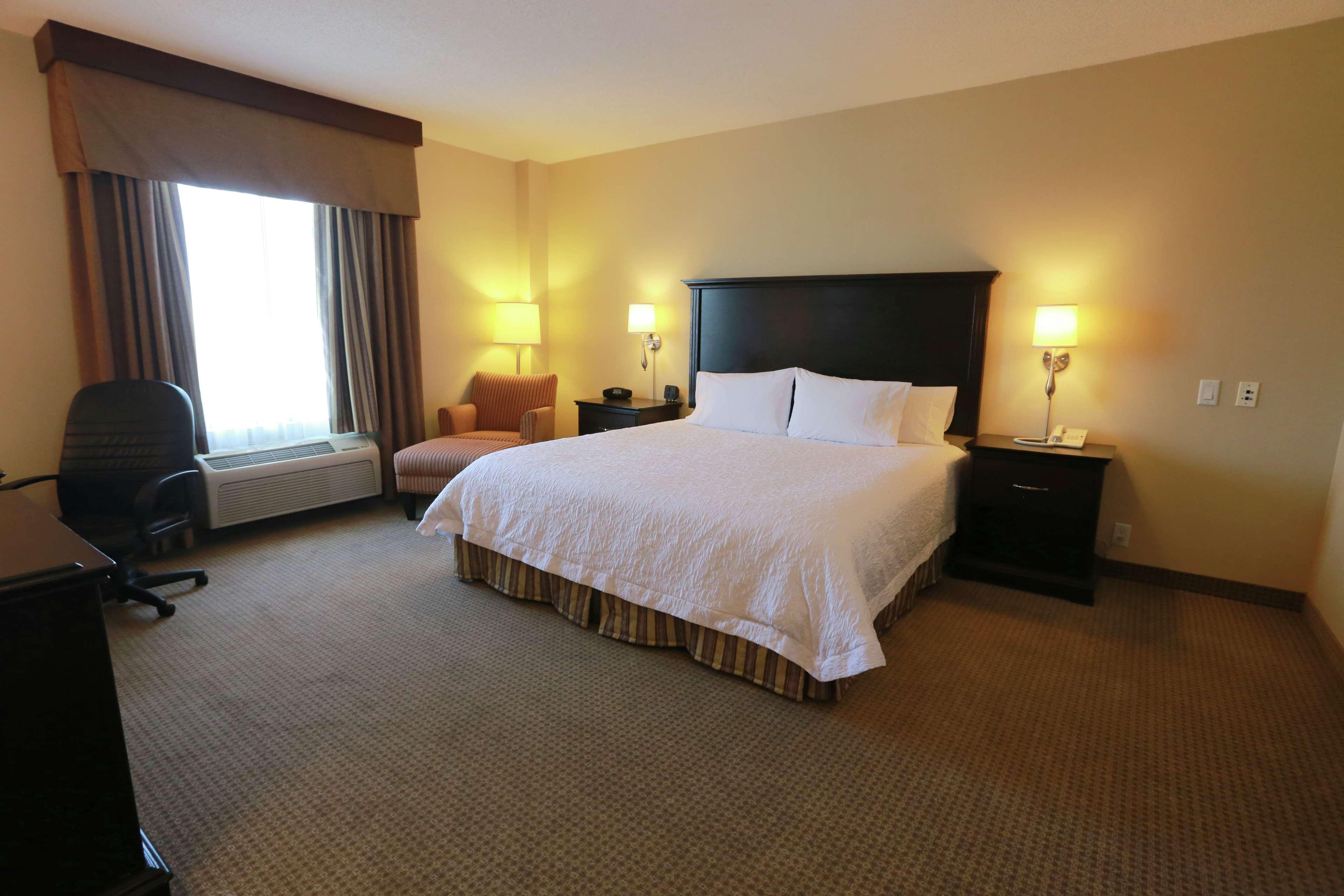 Hampton Inn & Suites Laval Exterior foto