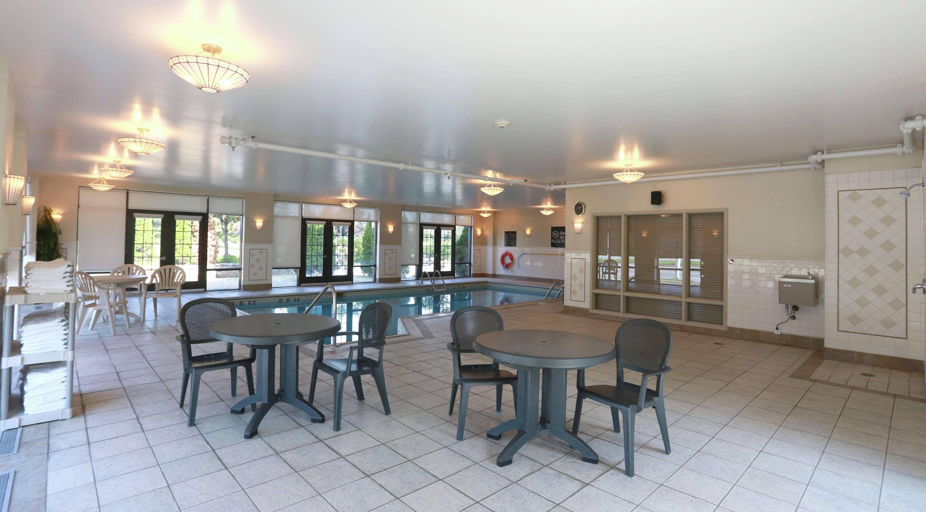 Hampton Inn & Suites Laval Exterior foto