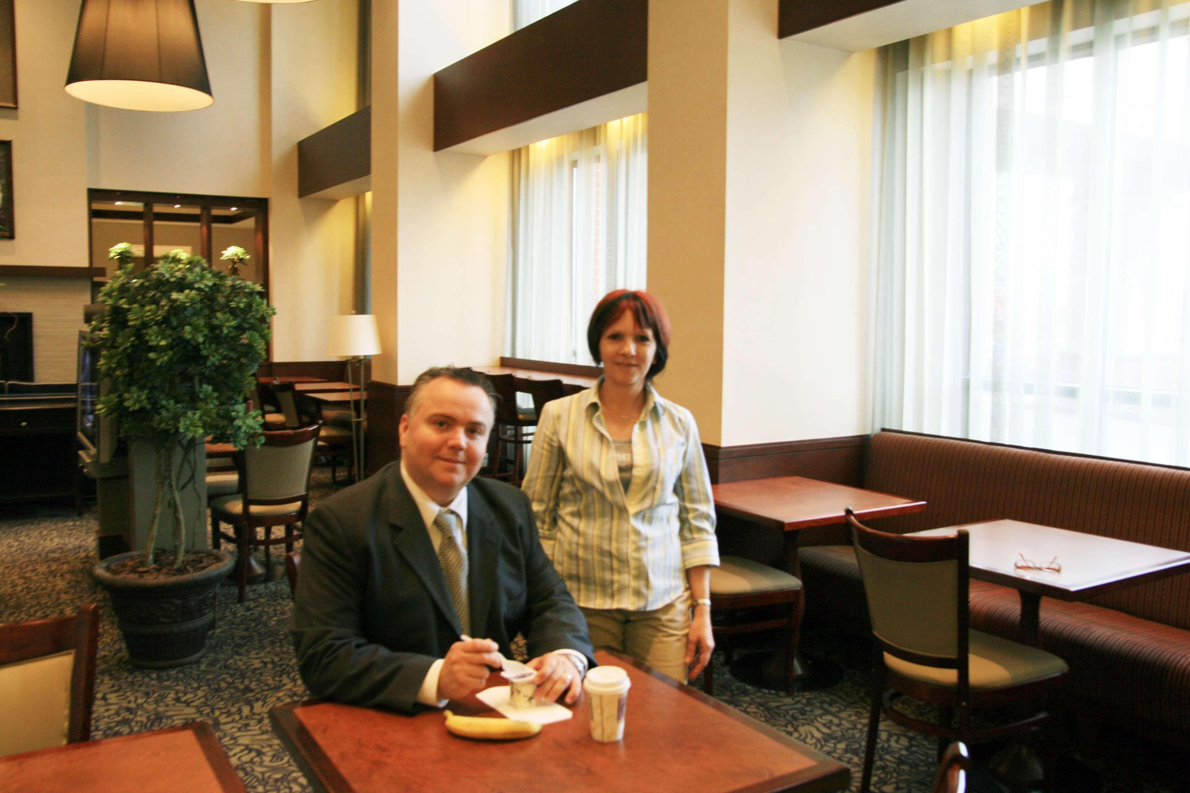 Hampton Inn & Suites Laval Restaurante foto