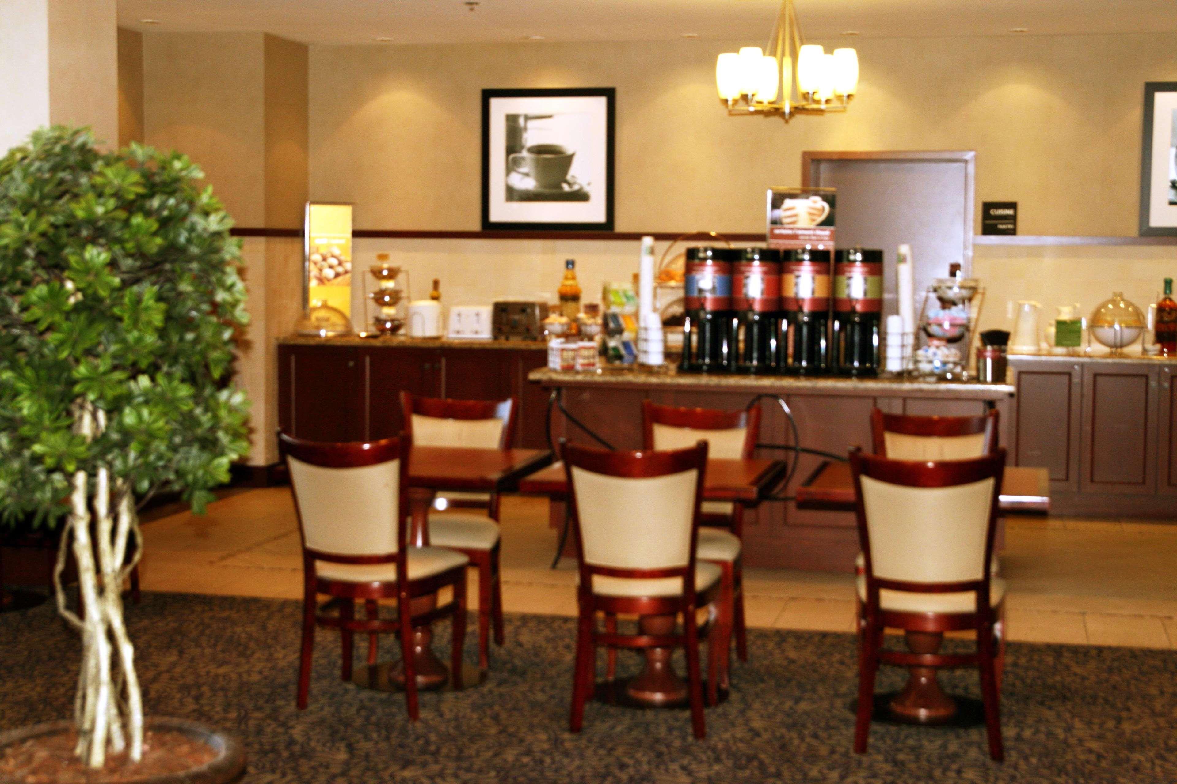 Hampton Inn & Suites Laval Exterior foto