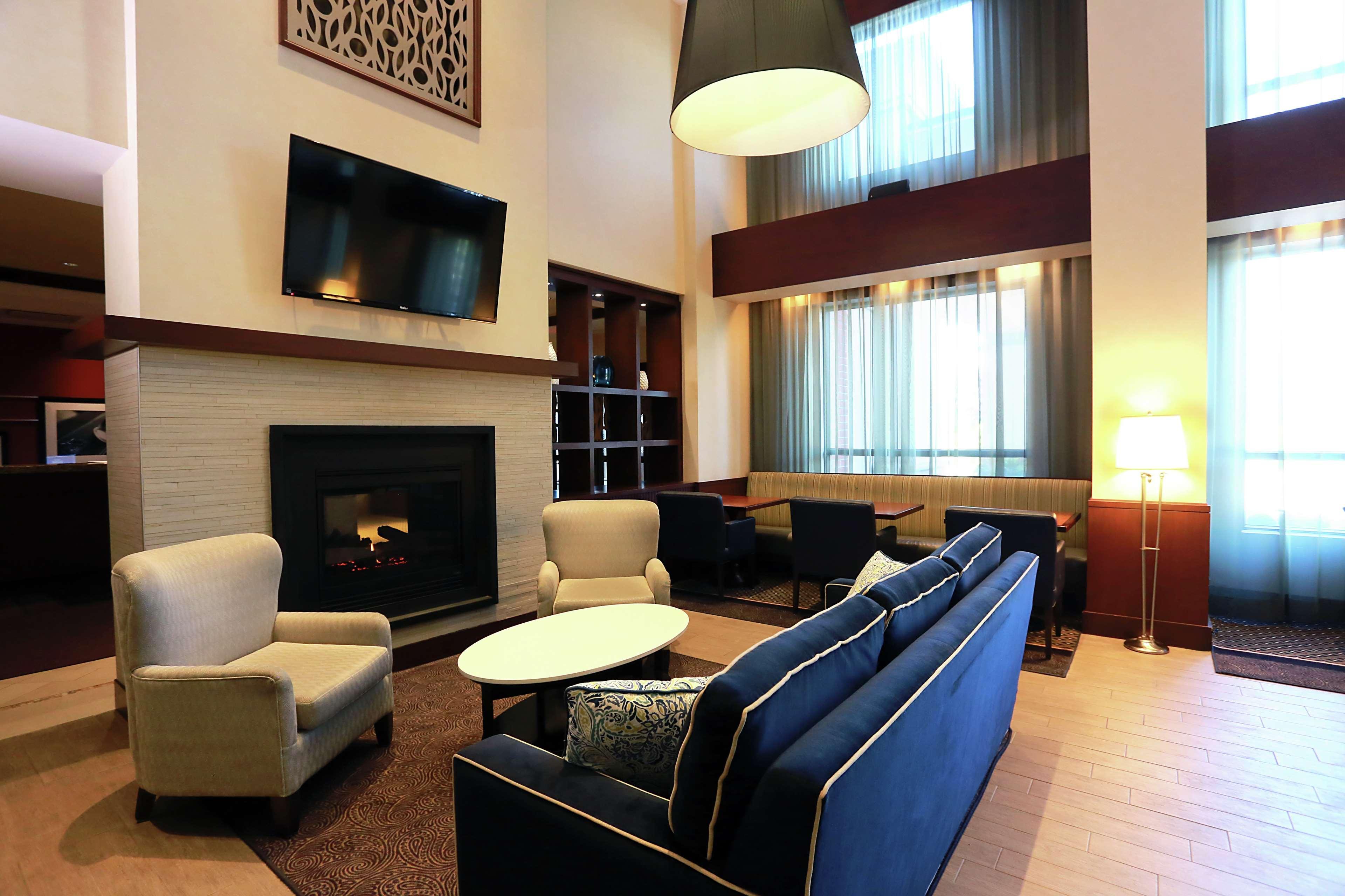 Hampton Inn & Suites Laval Exterior foto