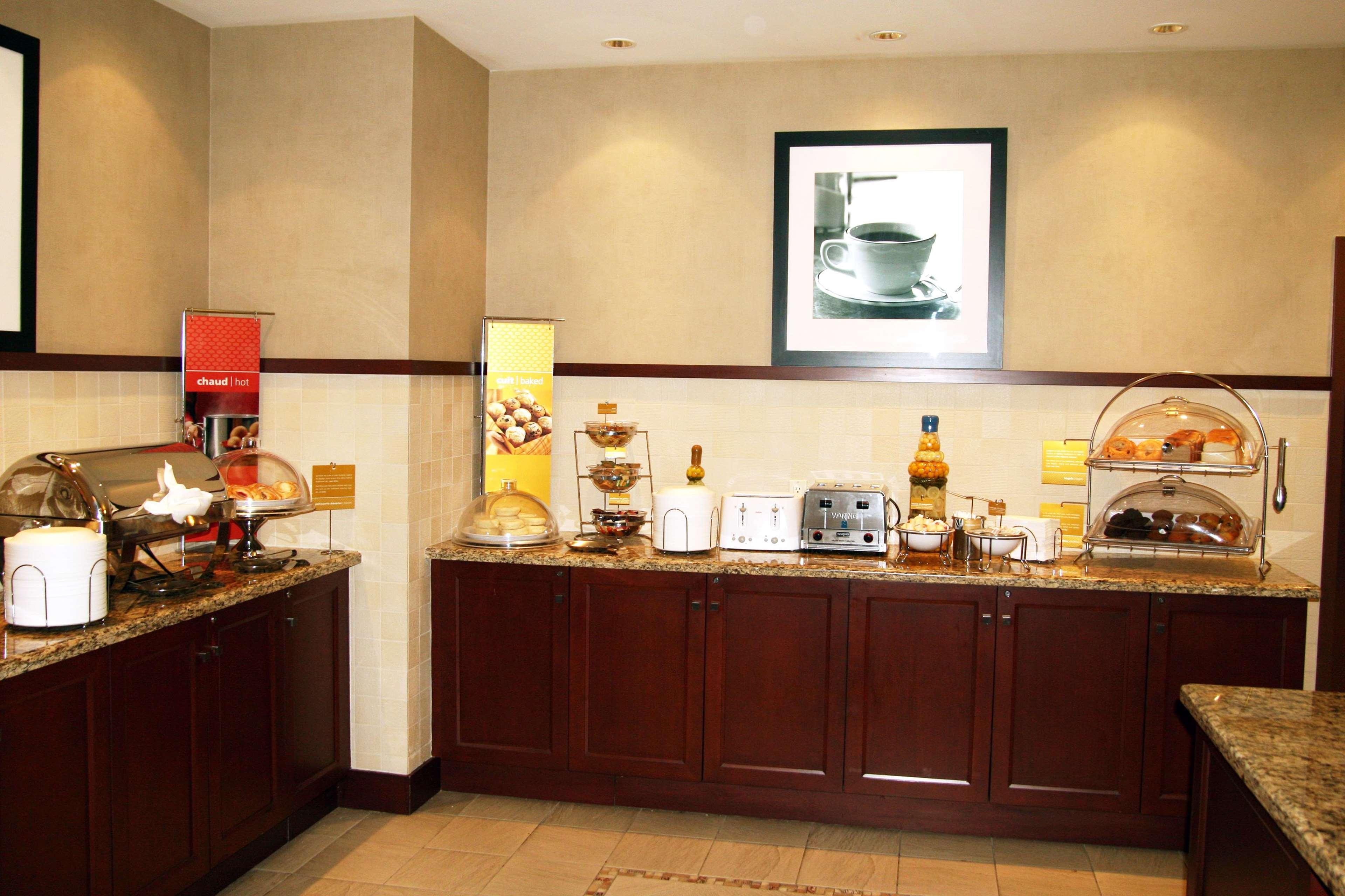 Hampton Inn & Suites Laval Exterior foto
