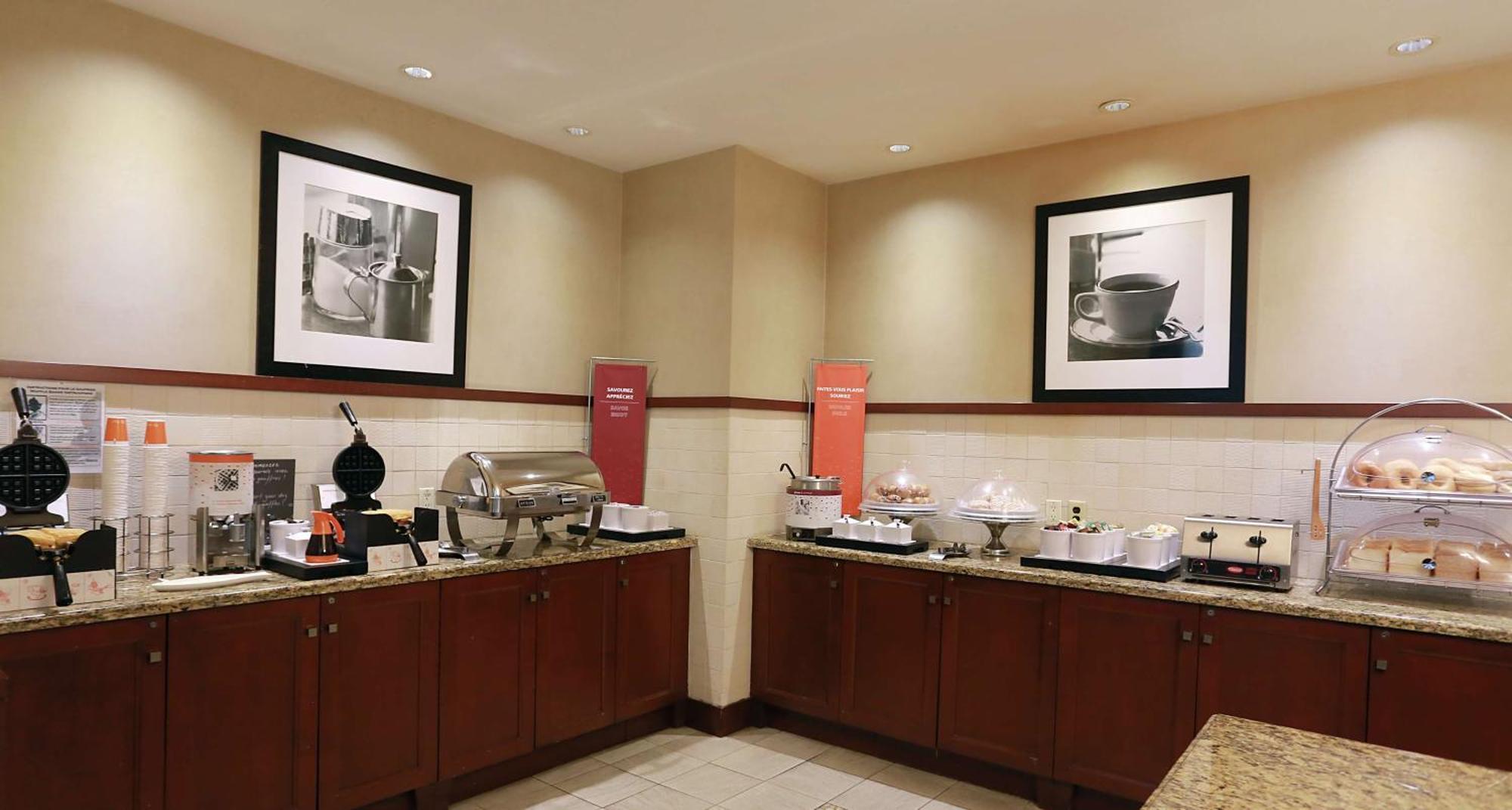Hampton Inn & Suites Laval Exterior foto