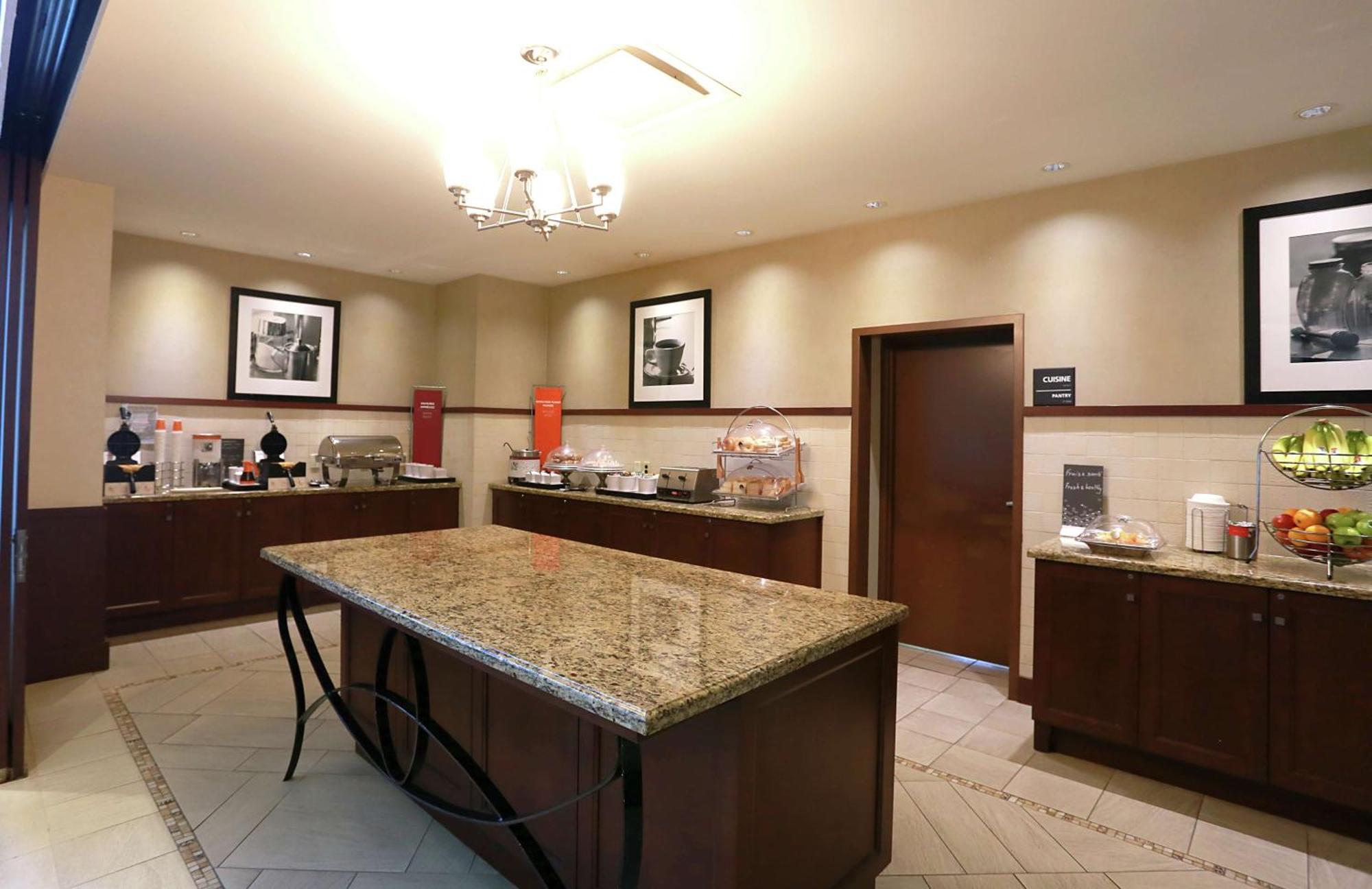 Hampton Inn & Suites Laval Exterior foto